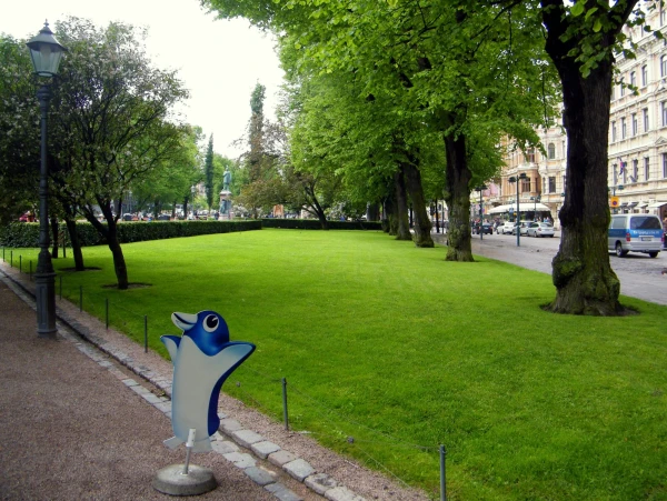 бархатный газон в парке
