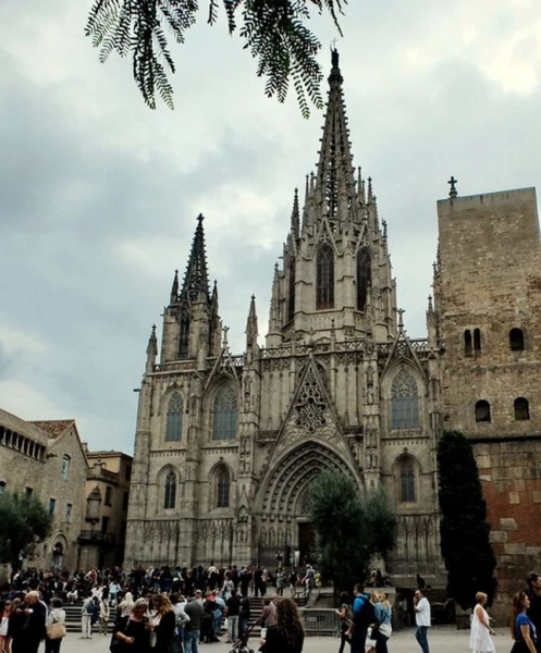 Площади de la Seu и Кафедральный собор Барселоны 