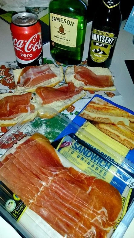 Лёгкий перекус в номере отеля :) 