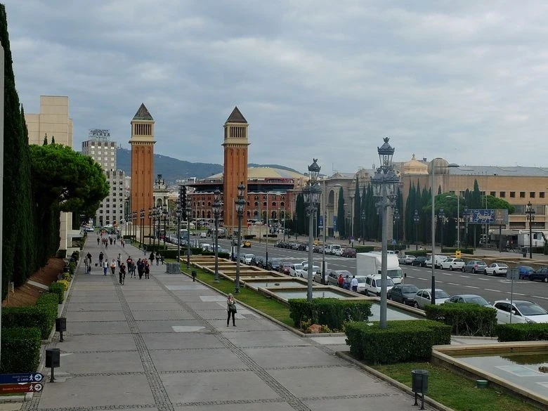 проспекта Королевы Марии-Кристины (Avinguda de la Reina Maria Cristina)