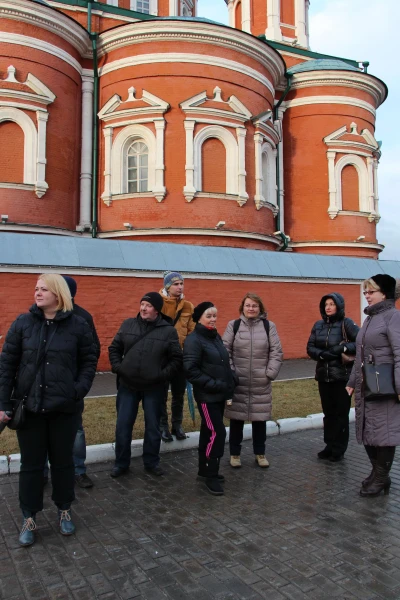вот так мы слушаем экскурсовода,она справа