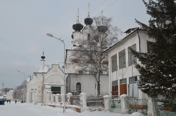 На набережной реки Сухоны