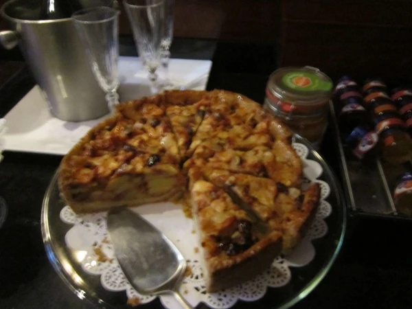 Шампанское и сладкий пирог