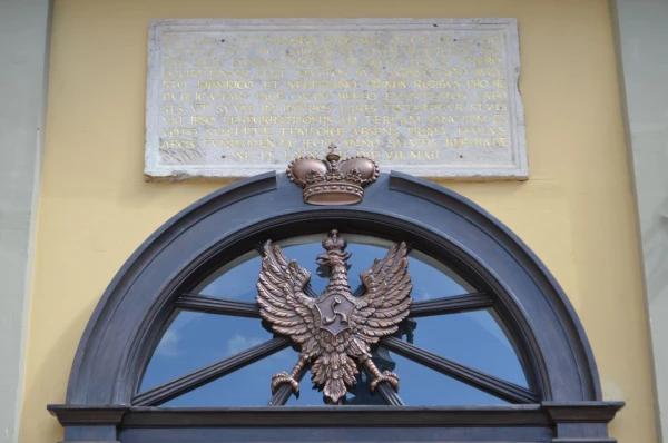 Герб Радзивилов у входа в замок