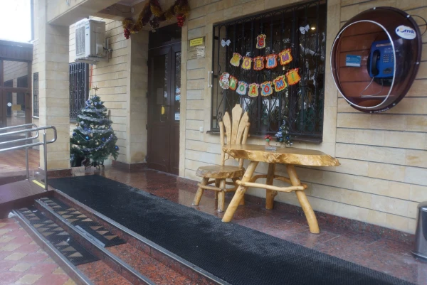 Вход в отель
