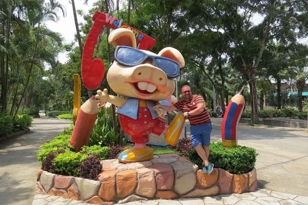 тигровый зоопарк Sriracha Tiger Zoo
