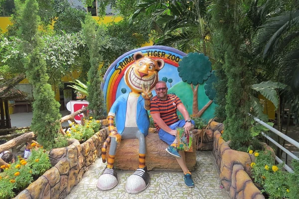 тигровый зоопарк Sriracha Tiger Zoo