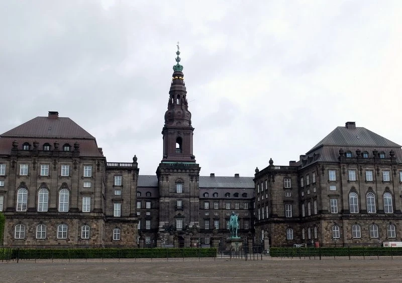 Остров Слотсхольмен (Slotsholmen),  дворец  Кристиансборг (Christiansborg Slot)