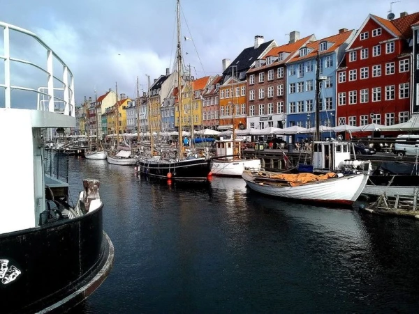 Когда-то Нюхавн (Nyhavn) называли копенгагенским кварталом красных фонарей и считали самым опасным местом в городе