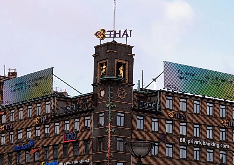 Офисное здание с большим оригинальным термометром, в хорошую погоду из которого  появляется  фигурка девушки на велосипеде, в дождь - девушка с зонтом. Увы, всё время, что мы находились в городе, на термометре красовалась девушка с зонтом 