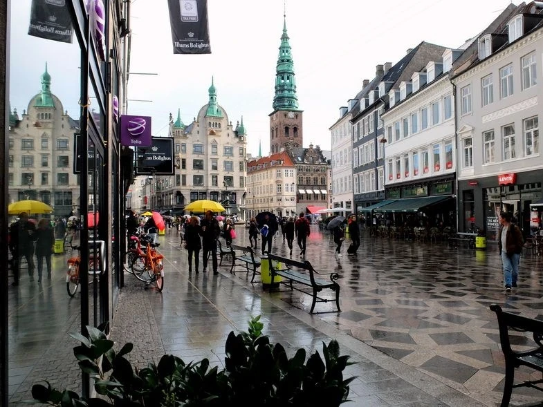 Пешеходная  улица  Стрёгет (Strøget) . Хорошая улица, особо, если в магазины не заходить  и не интересоваться ценами)))  