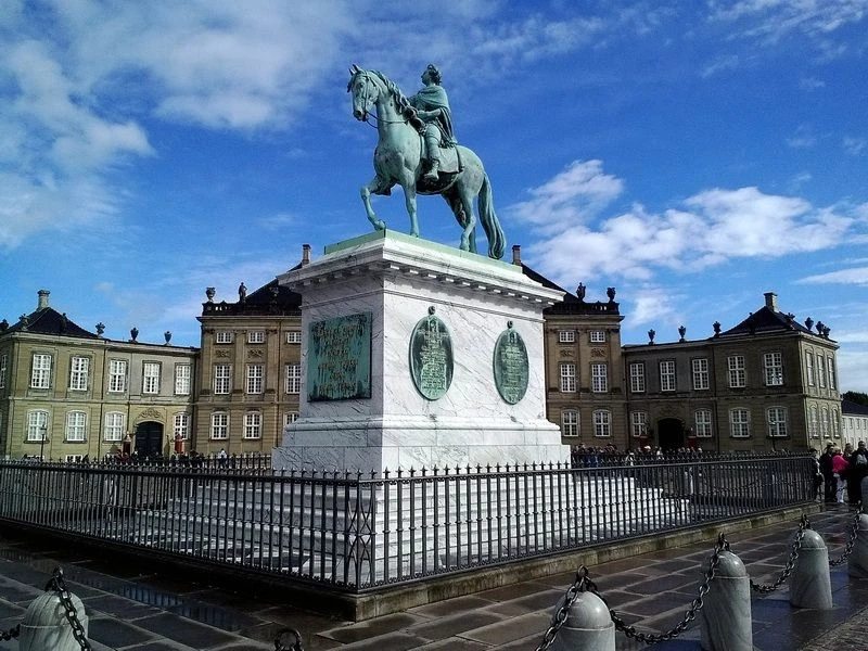 Дворцовая площадь и дворец Амалиенборг (Amalienborg) - официальная  резиденция датской королевской семьи 