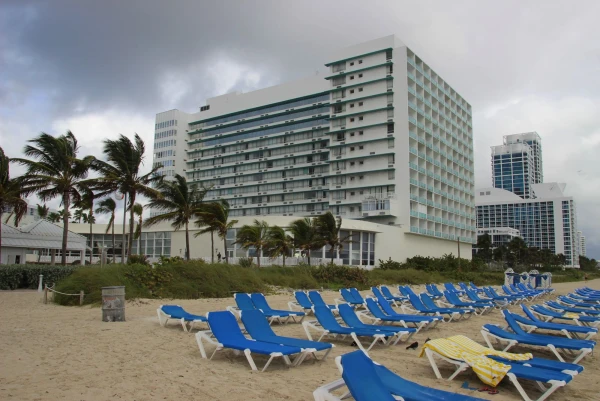 Deauville Beach Resort 3* (Майами-Бич). Пляж отеля.