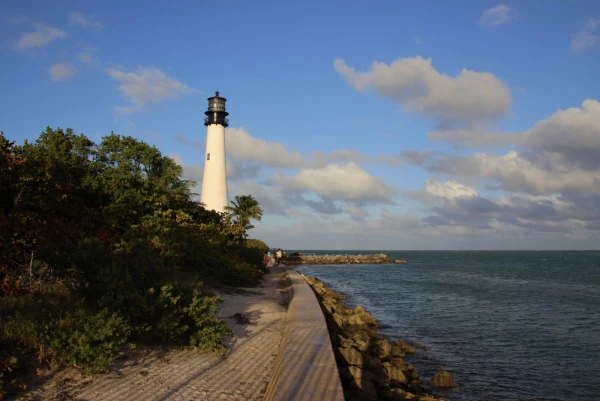 Остров Ки Бискейн. Парк Bill Baggs Cape Florida State Park. Маяк Cape Florida.
