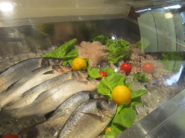 Прилавок с рыбой и морепродуктами