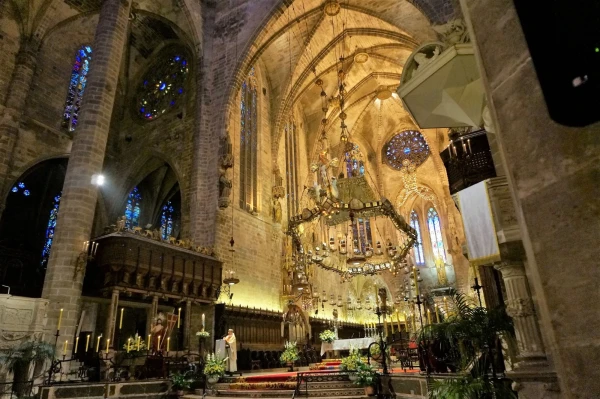 La Seu Catedral, балдахин Гауди
