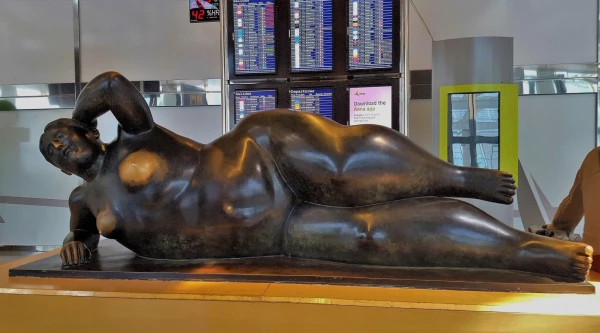 Aeroport Palma. Фернандо Ботеро, Лежащая женщина