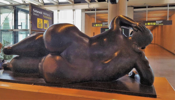 Aeroport Palma. Фернандо Ботеро, Лежащая женщина