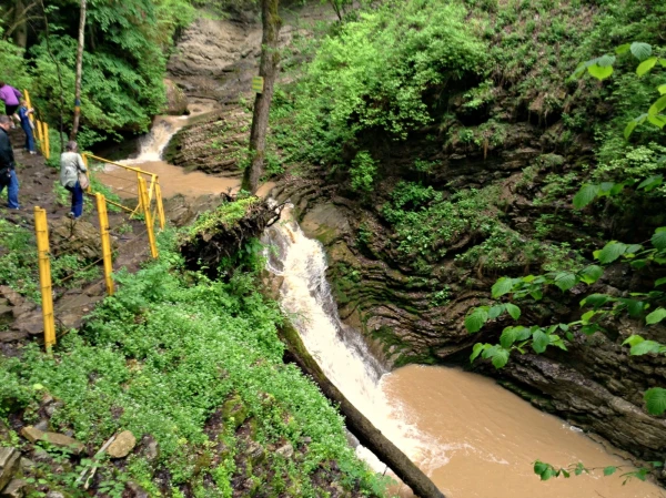 Водопад Каскадный
