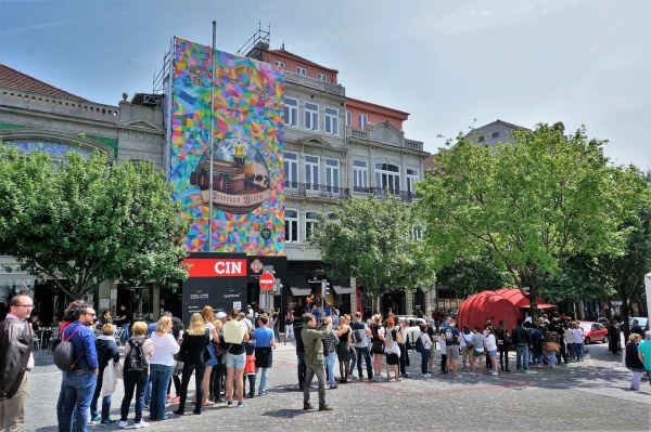 Очередь в книжный магазин Livraria Lello. Прекрасный фасад, к сожалению, закрыт плакатом!