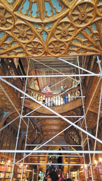 Livraria Lello. Всё в строительных лесах