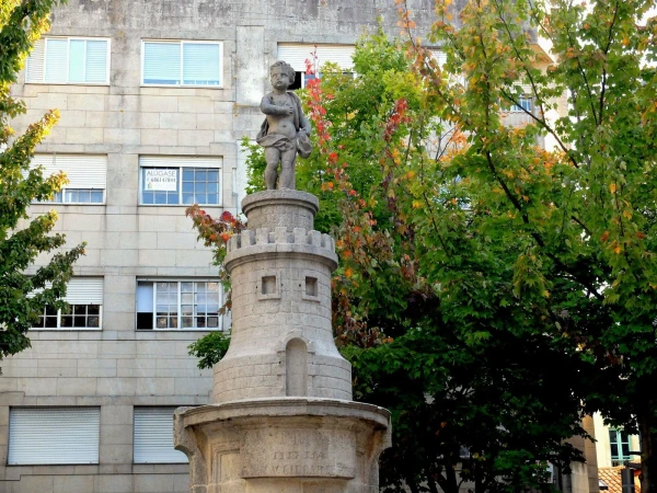 Фонтан Ангел (Fuente del Angelote) на старинной площади Принцессы 