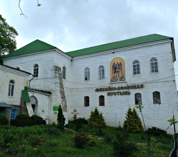 Главный корпус и ворота