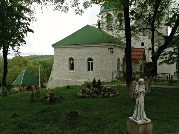 Территория монастыря