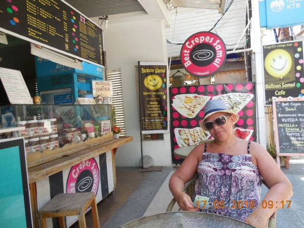 кафе с блинчиками у входа в отель