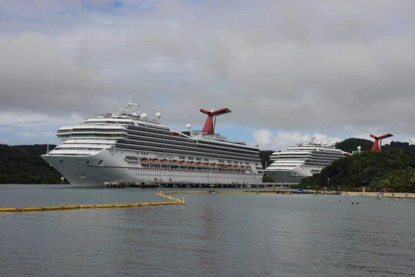 Carnival Glory  у причалов острова Роатан.