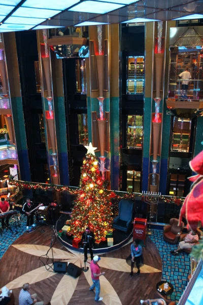 Лайнер Carnival Glory 4*. Главный атриум.