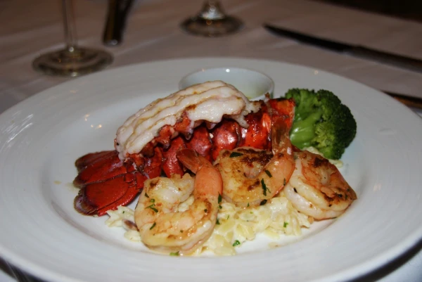 Лайнер Carnival Glory 4*. Деликатесы Platinum Restaurant. Лобстер.