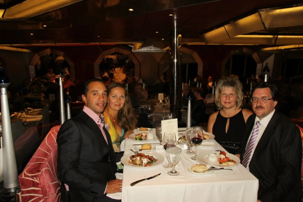 Лайнер Carnival Glory 4*. Наша команда в Platinum Restaurant на ужине. 