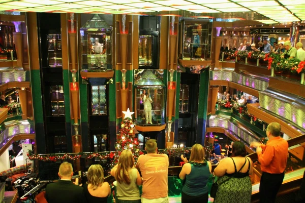 Лайнер Carnival Glory 4*. Главный атриум.