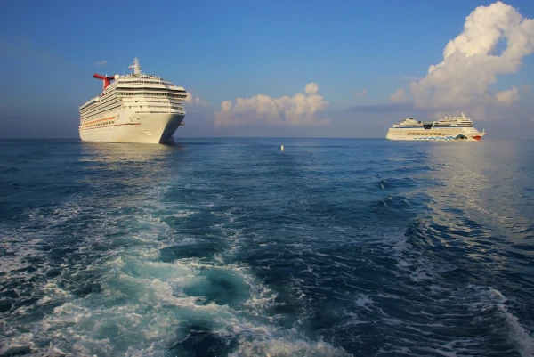 Carnival Glory и AIDA mar.