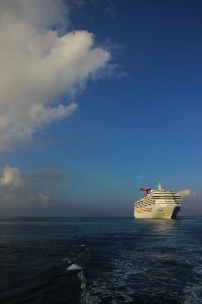 Лайнер Carnival Glory 4* у берегов острова Гранд Кайман.
