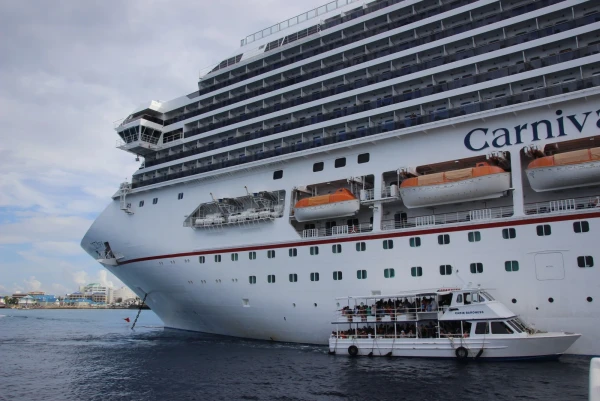 Лайнер Carnival Glory 4*. Посадка с тендера..
