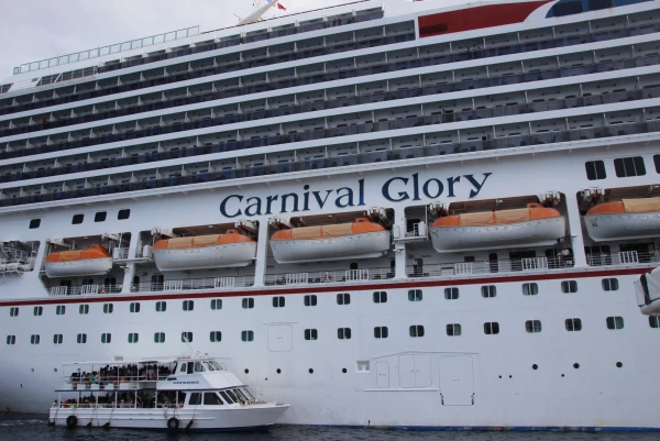 Лайнер Carnival Glory 4*. Посадка с тендера..