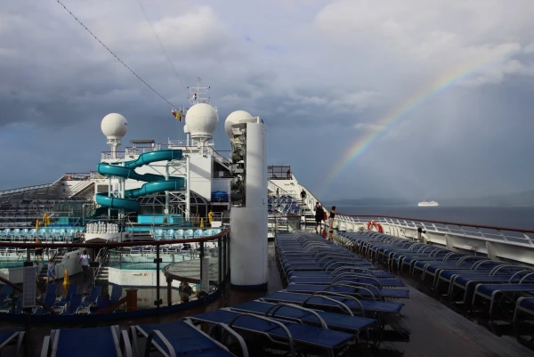 Лайнер Carnival Glory на стоянке Mahogany Bay (о.Роатан, Гондурас).