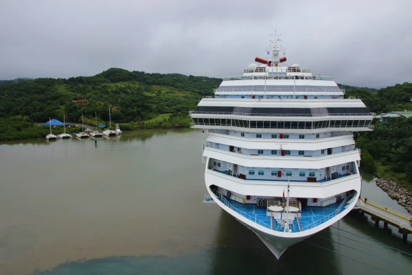 Лайнер Carnival Glory на стоянке Mahogany Bay (о.Роатан, Гондурас).