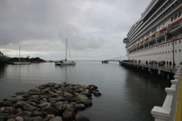 Лайнер Carnival Glory на стоянке Mahogany Bay (о.Роатан, Гондурас).