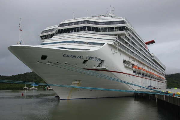 Лайнер Carnival Glory 4*.