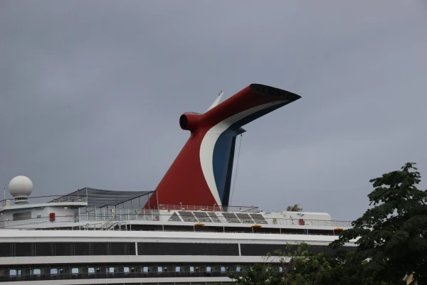Лайнер Carnival Glory 4*.