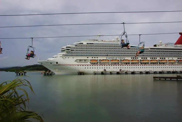 Carnival Glory на Роатане.