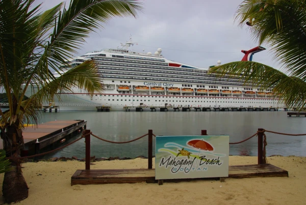 Carnival Glory на Роатане.