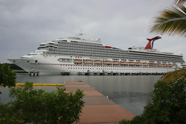 Carnival Glory на Роатане.