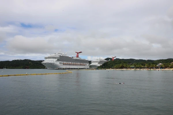 Carnival Glory на Роатане.