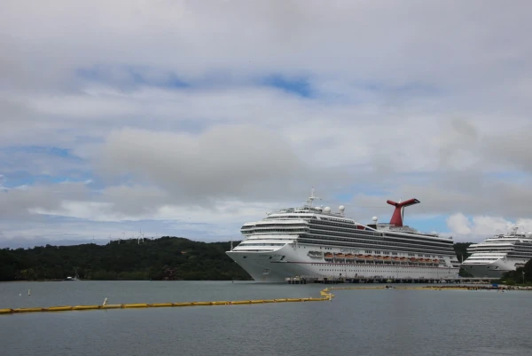 Carnival Glory на Роатане.