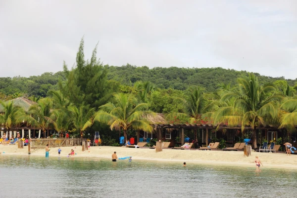 Пляж Mahogany Bay. 