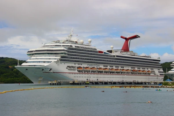 Carnival Glory на Роатане.